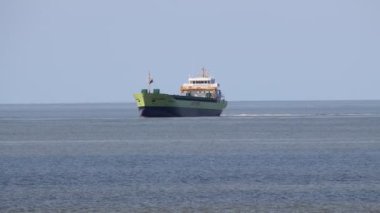 Eemshaven, Hollanda-Hollanda-Ağustos 2020: Eemshaven kıyısı boyunca kargo gemisi