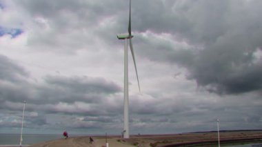 Neeltje Jans, Hollanda 'nın Noord-Beveland ve Schouwen-Duithe-Scheldt bölgesinin ortasında bulunan yapay bir adadır.