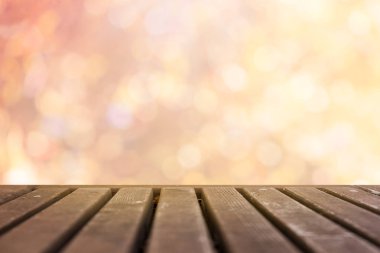 Multi sonbahar yaprakları bokeh arka plan üzerinde ahşap güverte renkli 