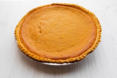 Taze kabak pasta Beyaz ahşap arka plan üzerinde pişmiş. 