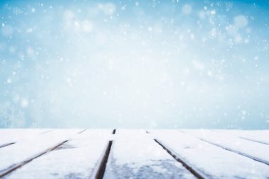 Ahşap güverte üzerinde kar düşen kış arka plan 