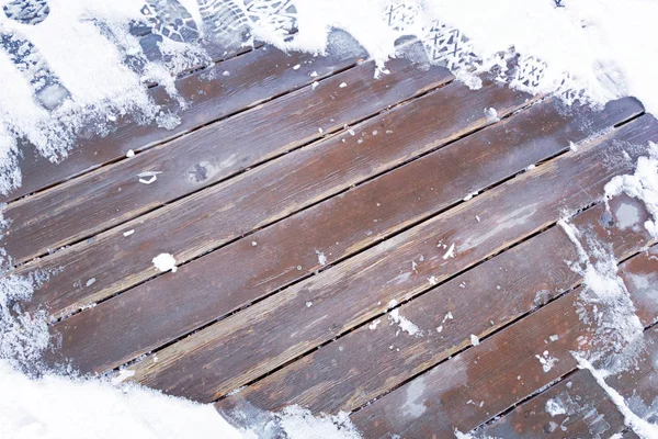 Fußabdrücke Auf Braunem Holzdeck Teilweise Mit Schnee Bedeckt — Stockfoto