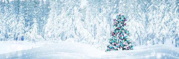 Χριστουγεννιάτικο Δέντρο Εξωτερικούς Χώρους Χιόνι Που Πέφτει — Φωτογραφία Αρχείου