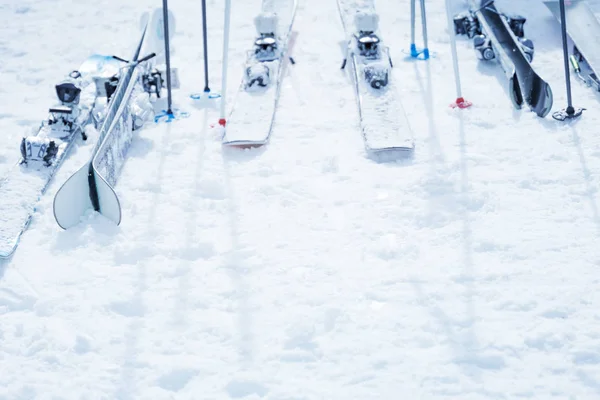 Skiausrüstung Auf Verschneiter Schanze — Stockfoto