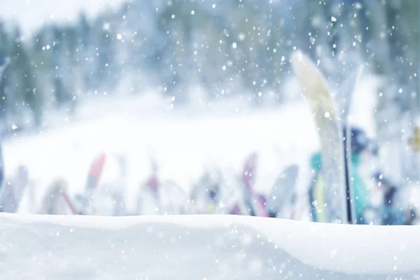 Esquí Slop Con Muchos Esquís Sobre Fondo Colina Nieve — Foto de Stock