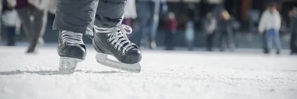 Les Gens Patinent Sur Patinoire — Photo