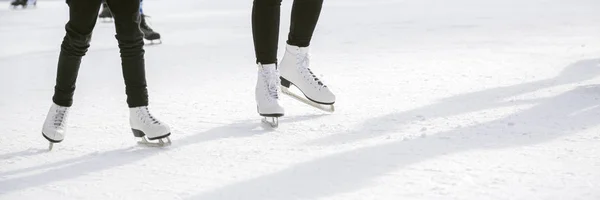 Eiskunstläuferinnen Auf Eisbahn — Stockfoto
