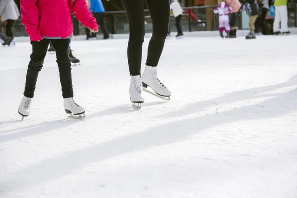 Les Gens Patinent Sur Patinoire — Photo