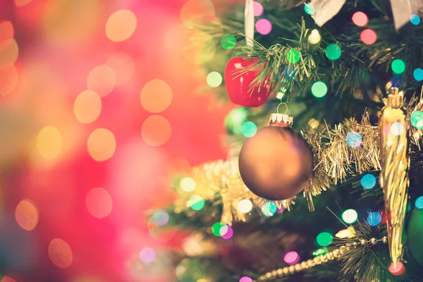 Arbre Noël Décoré Ornements Lumières Multicolores Avec Fond Espace Copie — Photo