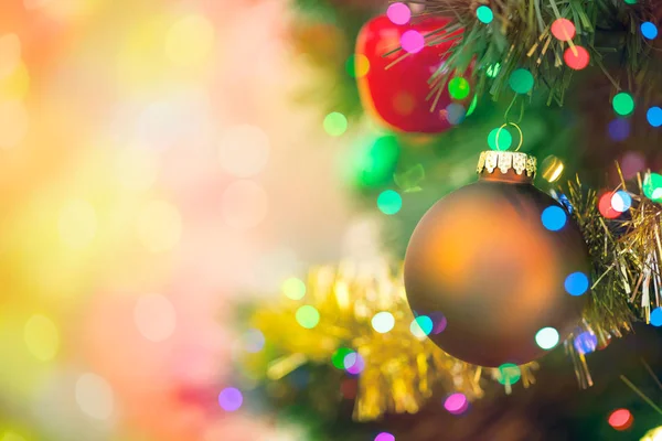 Árvore Natal Decorada Com Ornamentos Luzes Multicoloridas Com Fundo Espaço — Fotografia de Stock