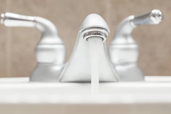 Grifo Baño Con Agua Corriente —  Fotos de Stock