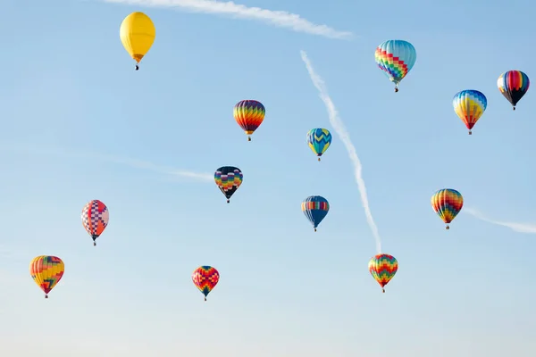 Mavi Gökyüzünde Uçan Çok Renkli Sıcak Hava Balonu — Stok fotoğraf