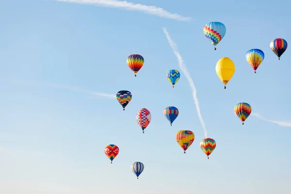 Flerfärgad Varmluftsballong Flyger Över Blå Himmel — Stockfoto