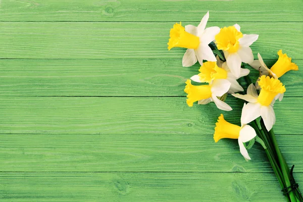 Fiori Narciso Sfondo Verde Legno — Foto Stock