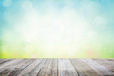 Ahşap güverte üzerinde güneşli çayır ile arka plan
