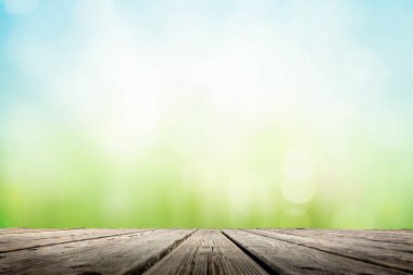 Güneşli çayır bokeh ile ahşap masa üzerinde soyut