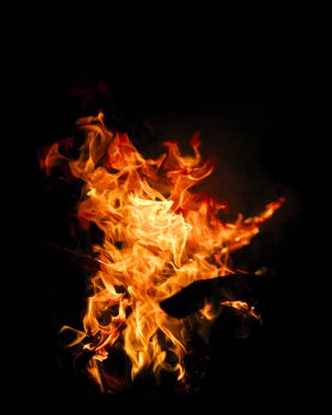 Yangın alevleri siyah arkaplanda izole edildi