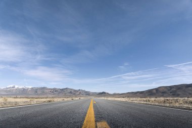 Çölde düz yol