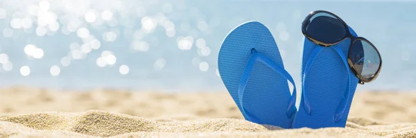 Flip Flops Sun Glasses Sandy Tropical Beach — Stock Photo, Image