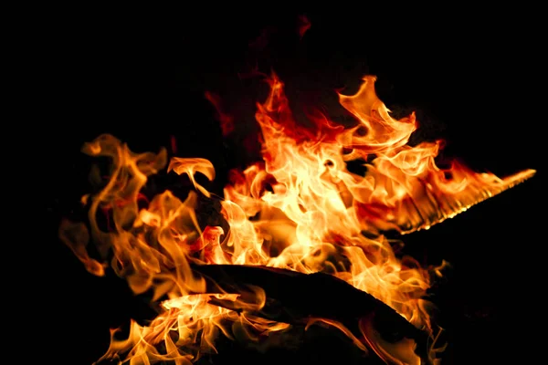 Flammen Auf Schwarzem Hintergrund — Stockfoto