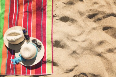 Fotokopi alanı, yaz tatilleri için kum ile yukarıdan fotoğraflanan plaj havlusu çiftler hasır şapkalar
