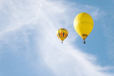 Mavi gökyüzünde çok renkli sıcak hava balonları