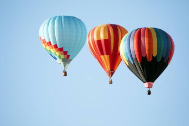 Mavi gökyüzünde çok renkli sıcak hava balonları