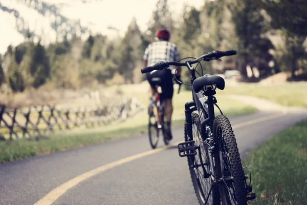 Montar Bicicleta Asfalto Aire Libre — Foto de Stock