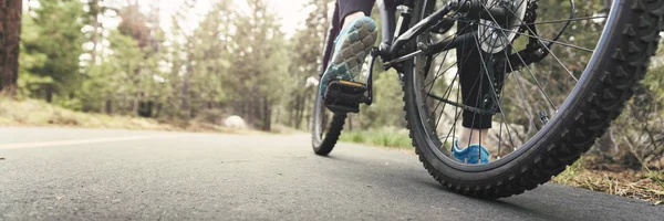 Montar Bicicleta Asfalto Aire Libre — Foto de Stock