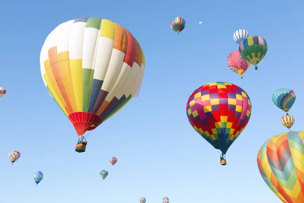 Wielokolorowe Balony Gorącym Powietrzu Błękitnym Niebie — Zdjęcie stockowe