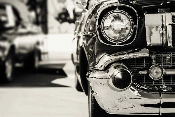 古いヴィンテージ車のヘッドライトクローズアップ — ストック写真