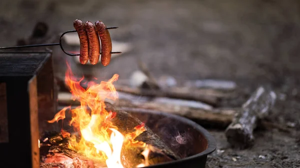 Preparación Salchichas Fogata Cena Camping — Foto de Stock