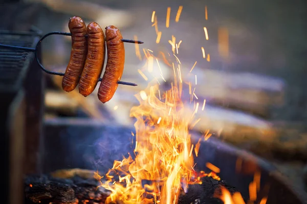 Preparación Salchichas Fogata Cena Camping — Foto de Stock