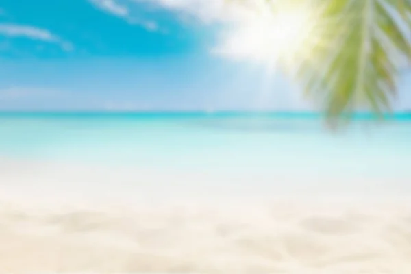 ヤシの木とターコイズブルーの水と日当たりの良い熱帯カリブ海のビーチ — ストック写真