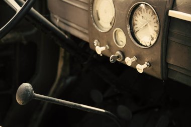 Klasik bir arabanın gösterge paneli