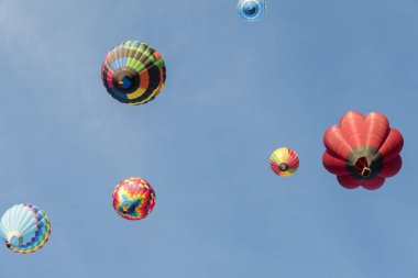 Mavi gökyüzünde çok renkli sıcak hava balonları