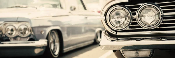 古いアメリカ車のヘッドライトのクローズアップ — ストック写真