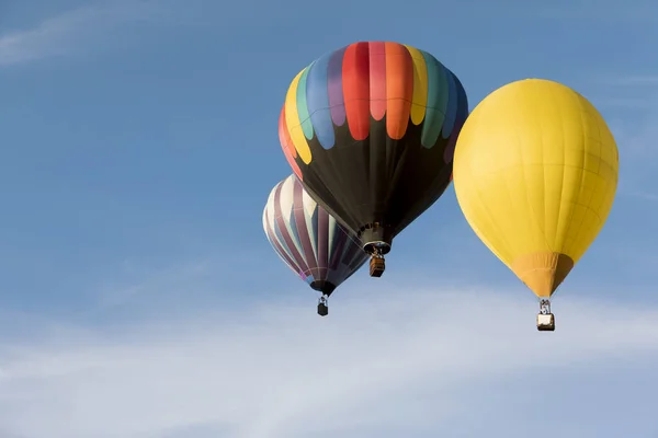 Multi Colorido Balões Quente Céu Azul — Fotografia de Stock