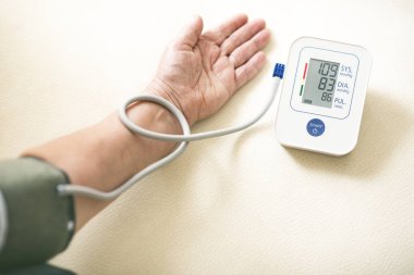 Dijital monitör ile kan basıncı testi