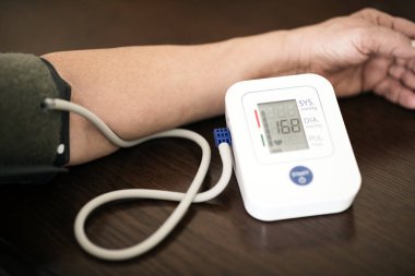 Dijital monitör ile kan basıncı testi