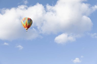 sıcak hava balonu bulutlu gökyüzü