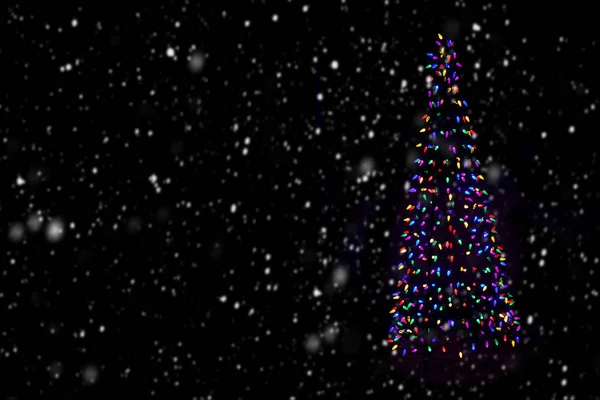 Kerstboom Met Sneeuwvlokken Donkere Achtergrond — Stockfoto