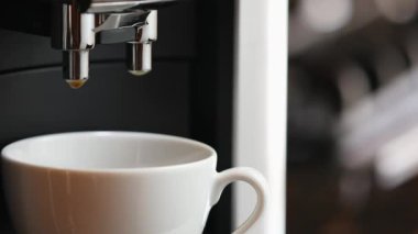 Espresso makinesi taze kahve yapıyor.