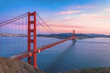 Golden Gate Köprüsü, günbatımı gökyüzü, San Francisco California