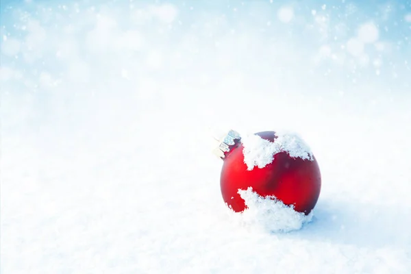 白い雪の背景にクリスマスの赤いボール — ストック写真