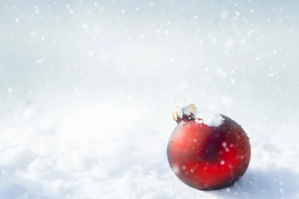Beyaz Karlı Arka Planda Noel Kırmızı Topu — Stok fotoğraf