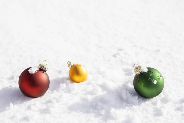 クリスマスの背景にボールと雪の結晶 — ストック写真