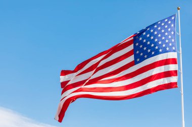 Rüzgarda dalgalanan Amerikan bayrağı, mavi gökyüzünde ABD bayrağı, Amerika Birleşik Devletleri ulusal bayrağı. ABD yıldızları ve çizgileri