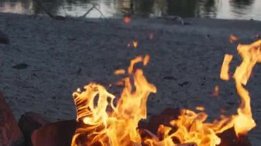 Kamp ateşinin alevleri, alevlerin yakın çekimi