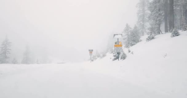 Coche Conduciendo Por Carretera Cubierto Nieve Señal Advertencia Con Cadenas — Vídeos de Stock